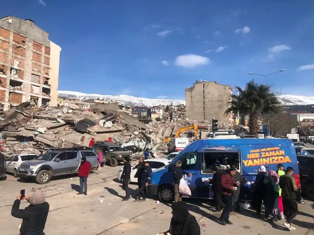 Canik Belediyesi ekipleri enkazdan 36 saat sonra bir can kurtardı
