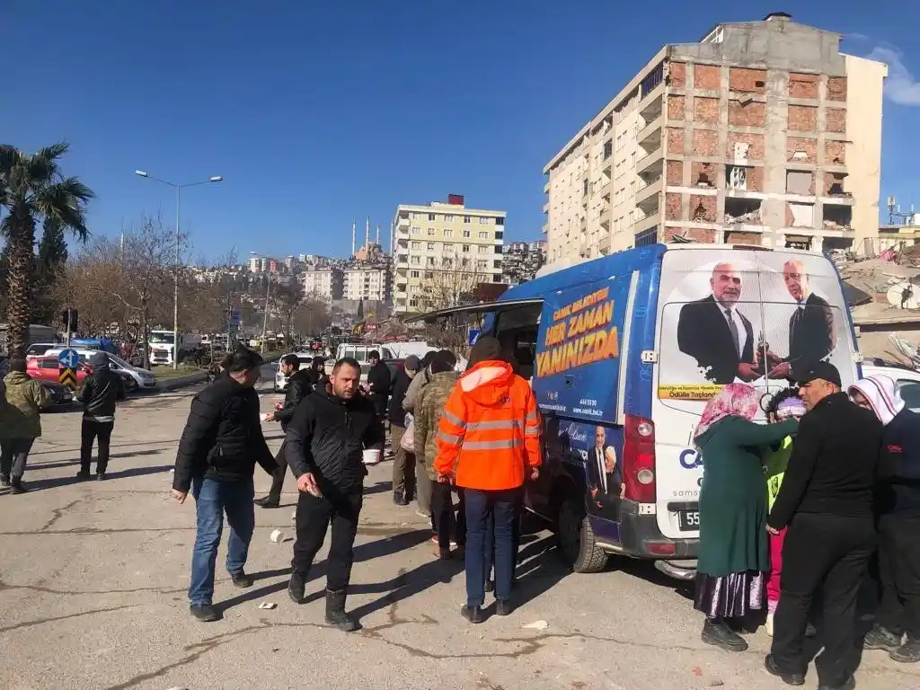 Canik Belediyesi ekipleri enkazdan 36 saat sonra bir can kurtardı