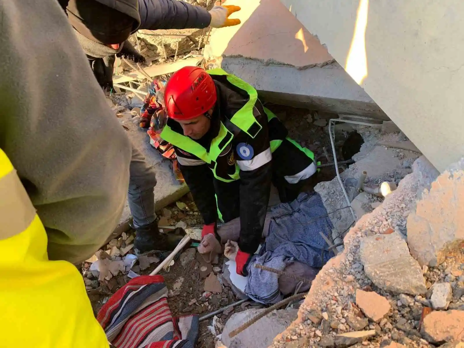 Canik Belediyesi ekipleri enkazdan 36 saat sonra bir can kurtardı
