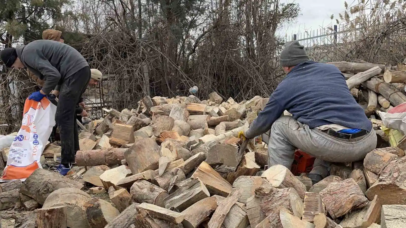 Çankırı’dan depremzedeler için odun desteği