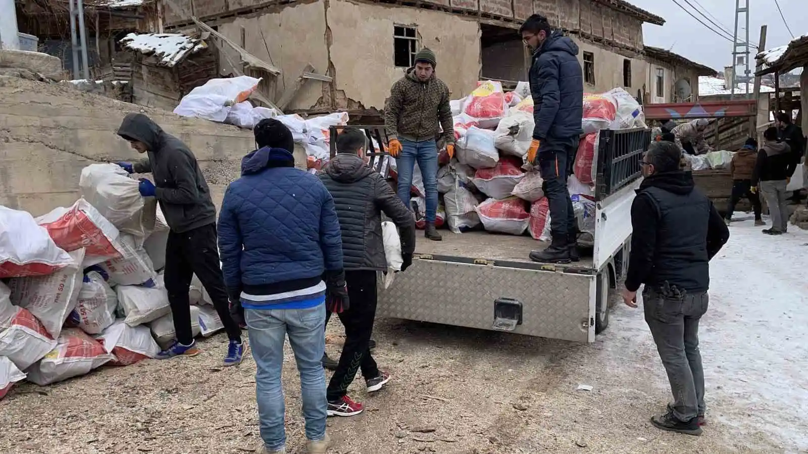 Çankırı’dan depremzedeler için odun desteği
