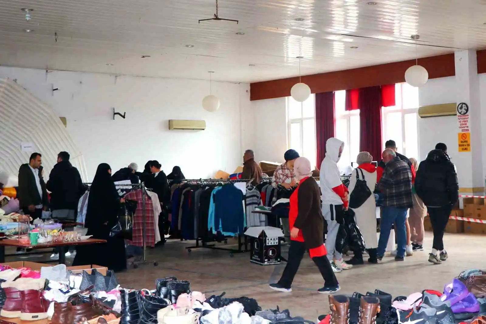 Çiftlikköy'de depremzedeler sosyal marketten yararlanıyor
