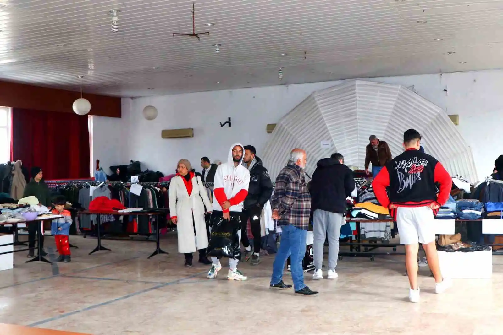 Çiftlikköy’de depremzedeler sosyal marketten yararlanıyor