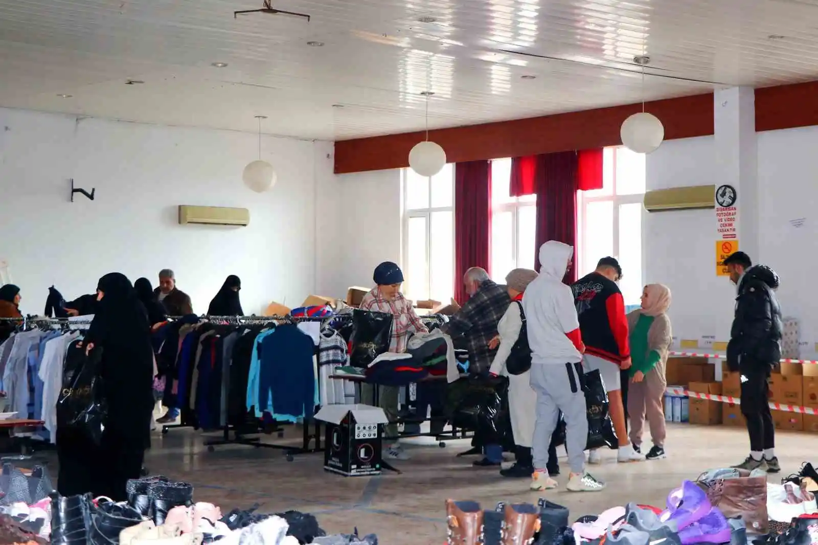 Çiftlikköy’de depremzedeler sosyal marketten yararlanıyor
