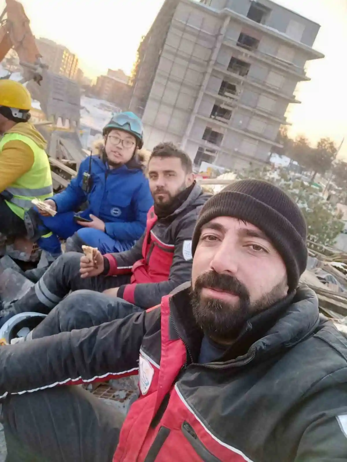 Çinli arama kurtarma görevlilerine otlu peynir ikram etmişlerdi, yeni görüntüleri çıktı