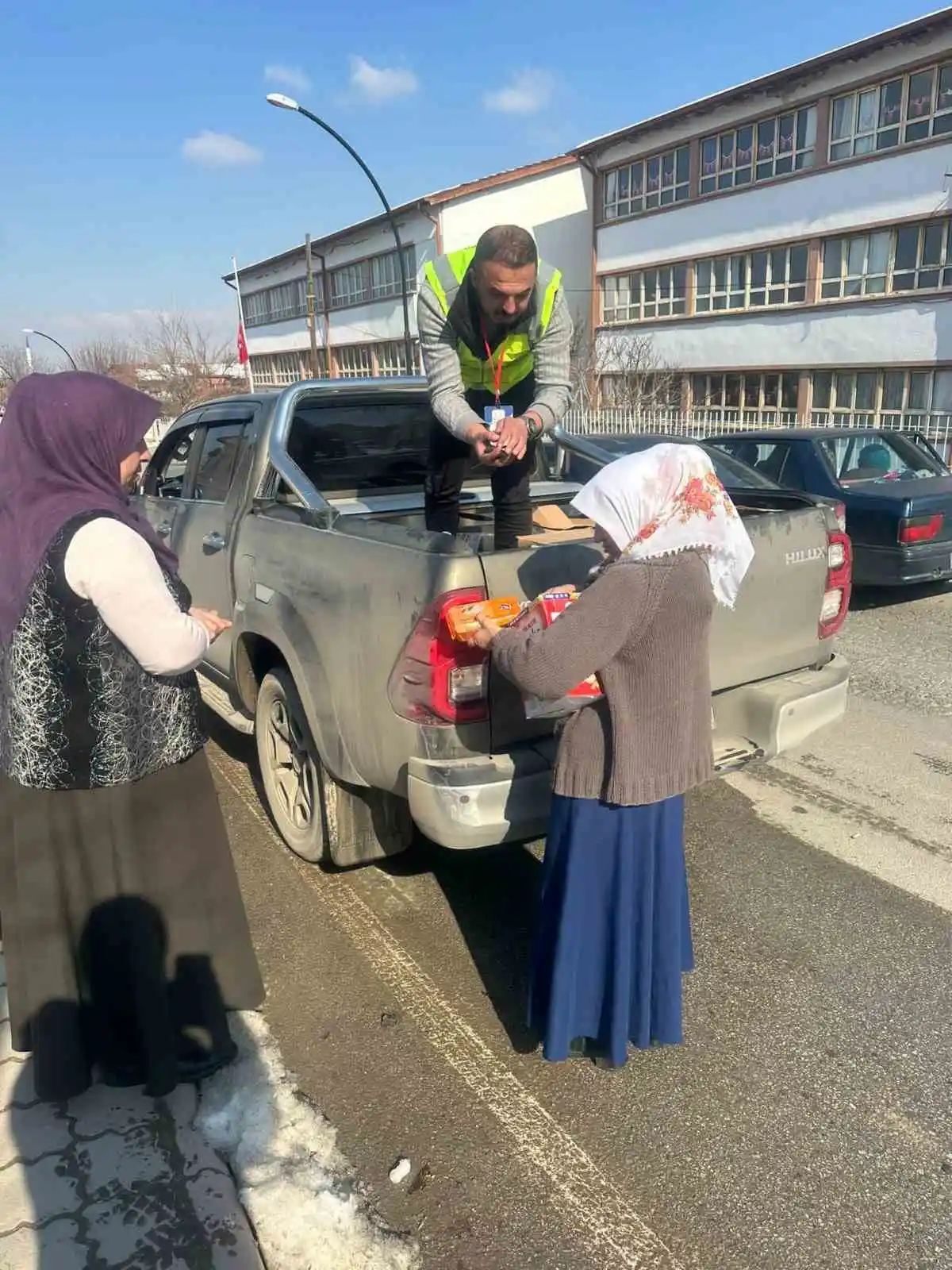 Çinli arama kurtarma görevlilerine otlu peynir ikram etmişlerdi, yeni görüntüleri çıktı
