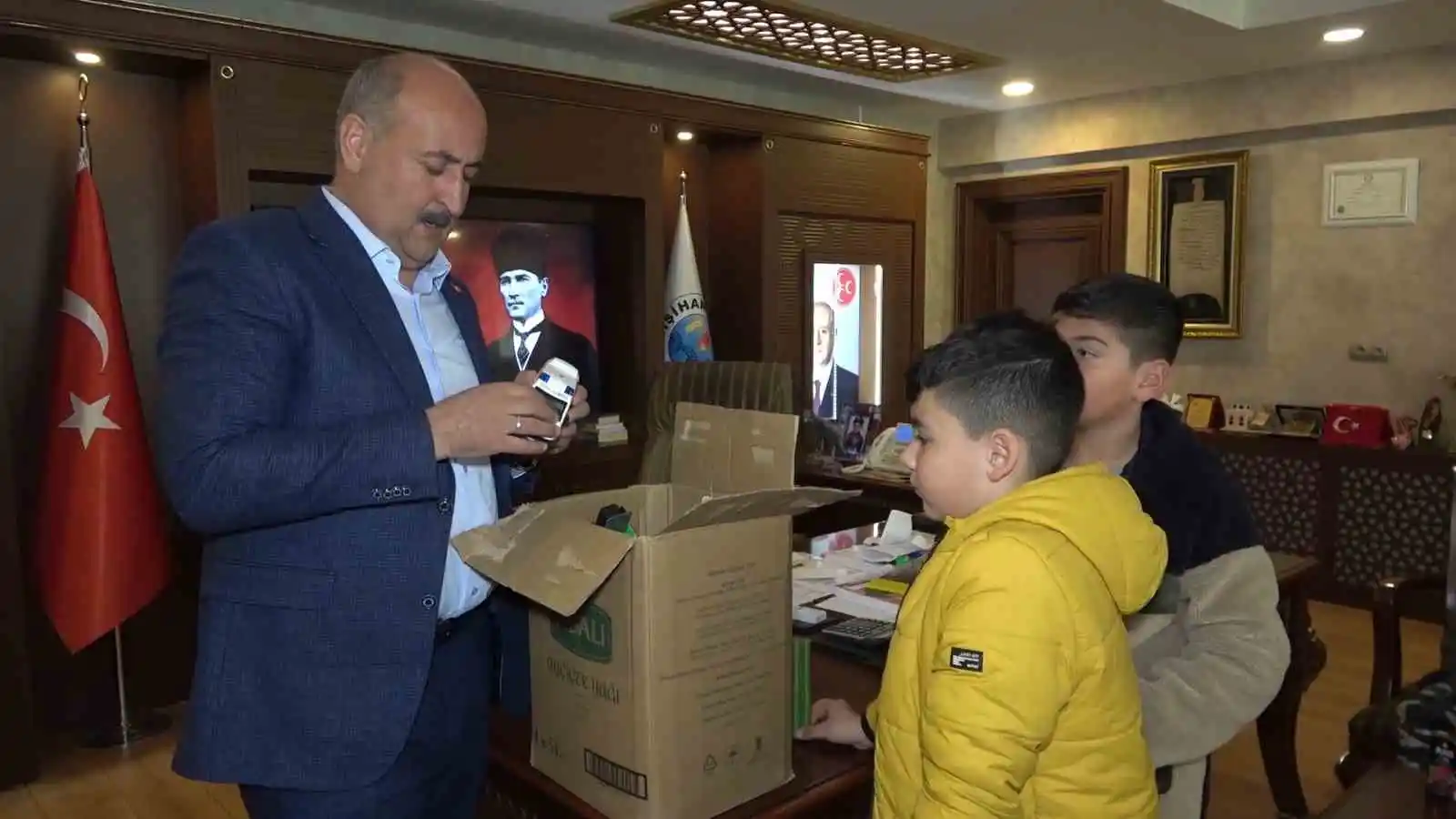 Çocuklar kumbaralarındaki harçlıklarını depremzedeler için bağışladı
