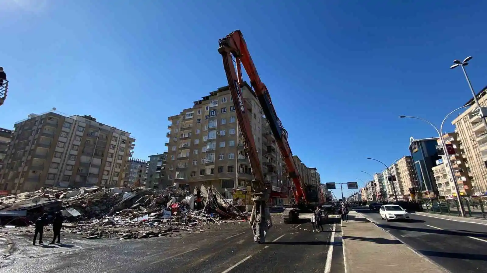 Çökme tehlikesi olan apartman yıkıldı
