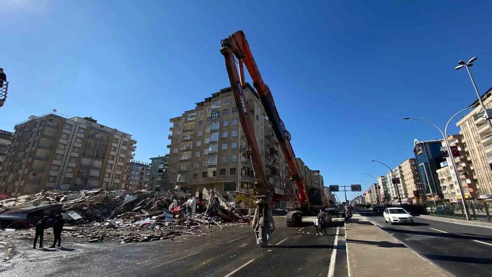 Çökme tehlikesi olan apartman yıkıldı
