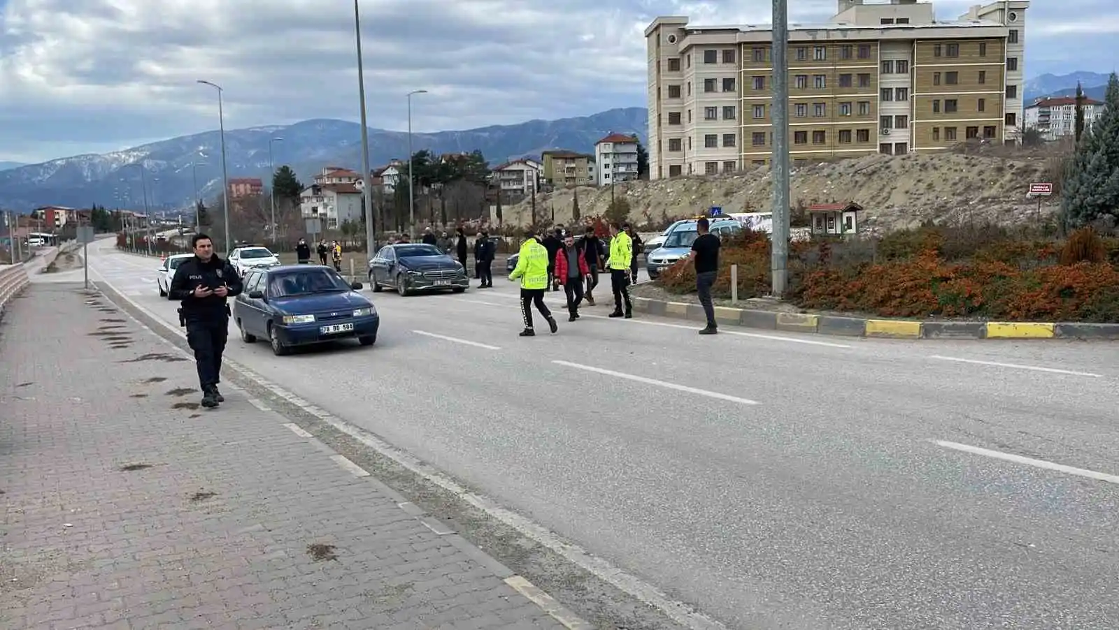 Çöp kamyonu ile çarpışan otomobil sürücüsü yaralandı