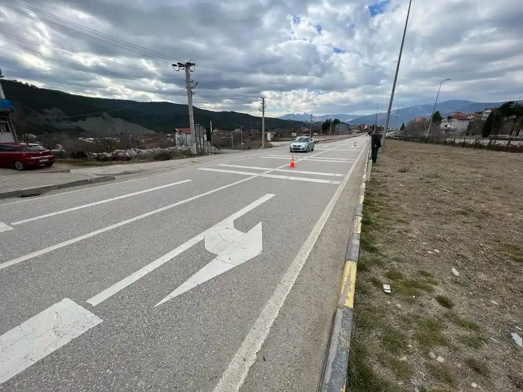 Çöp kamyonu ile çarpışan otomobil sürücüsü yaralandı