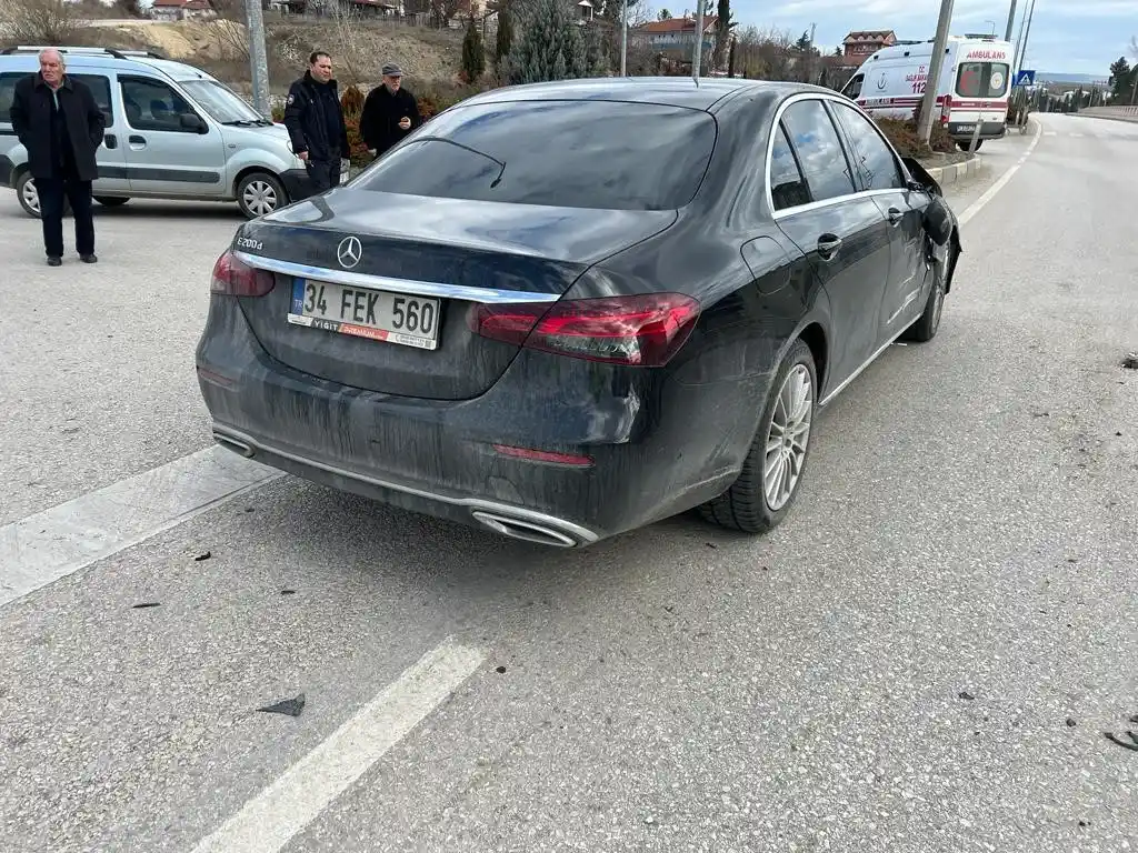 Çöp kamyonu ile çarpışan otomobil sürücüsü yaralandı
