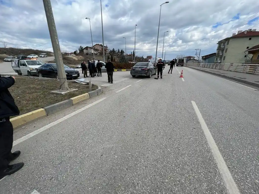 Çöp kamyonu ile çarpışan otomobil sürücüsü yaralandı