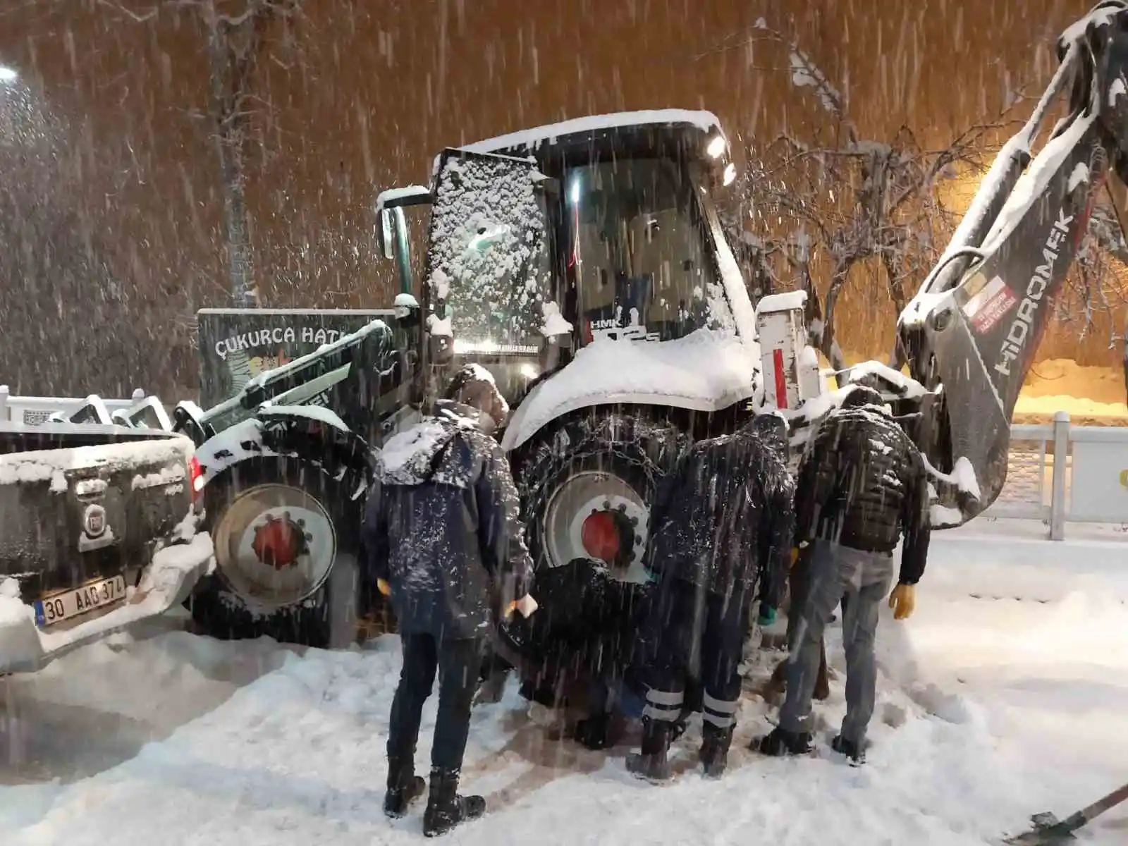 Çukurca’da kar küreme ve tuzlama çalışması