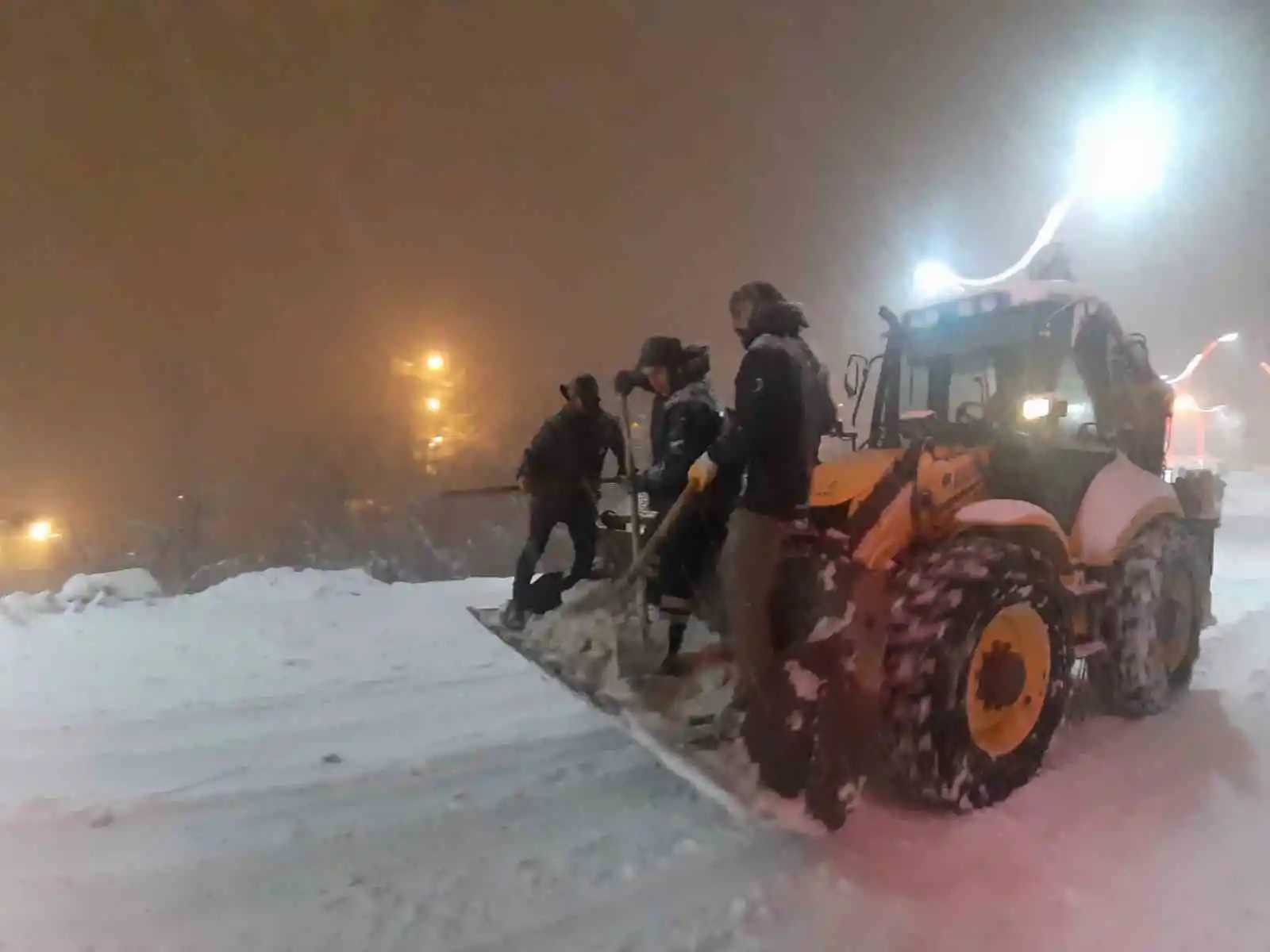 Çukurca’da kar küreme ve tuzlama çalışması