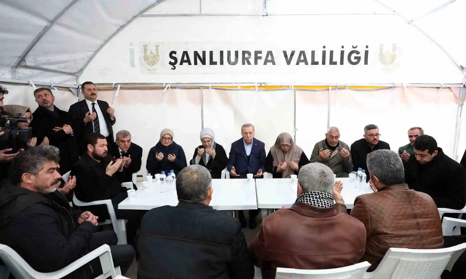 Cumhurbaşkanı Erdoğan, çadır kentte depremzedeleri ziyaret etti
