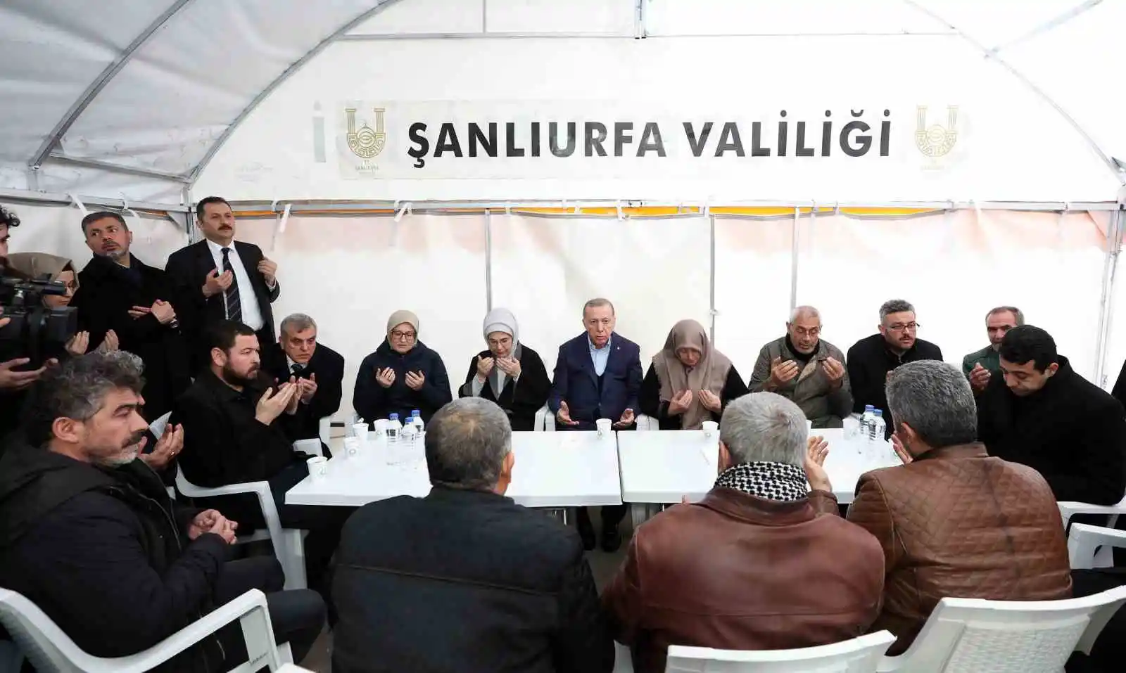 Cumhurbaşkanı Erdoğan, çadır kentte depremzedeleri ziyaret etti