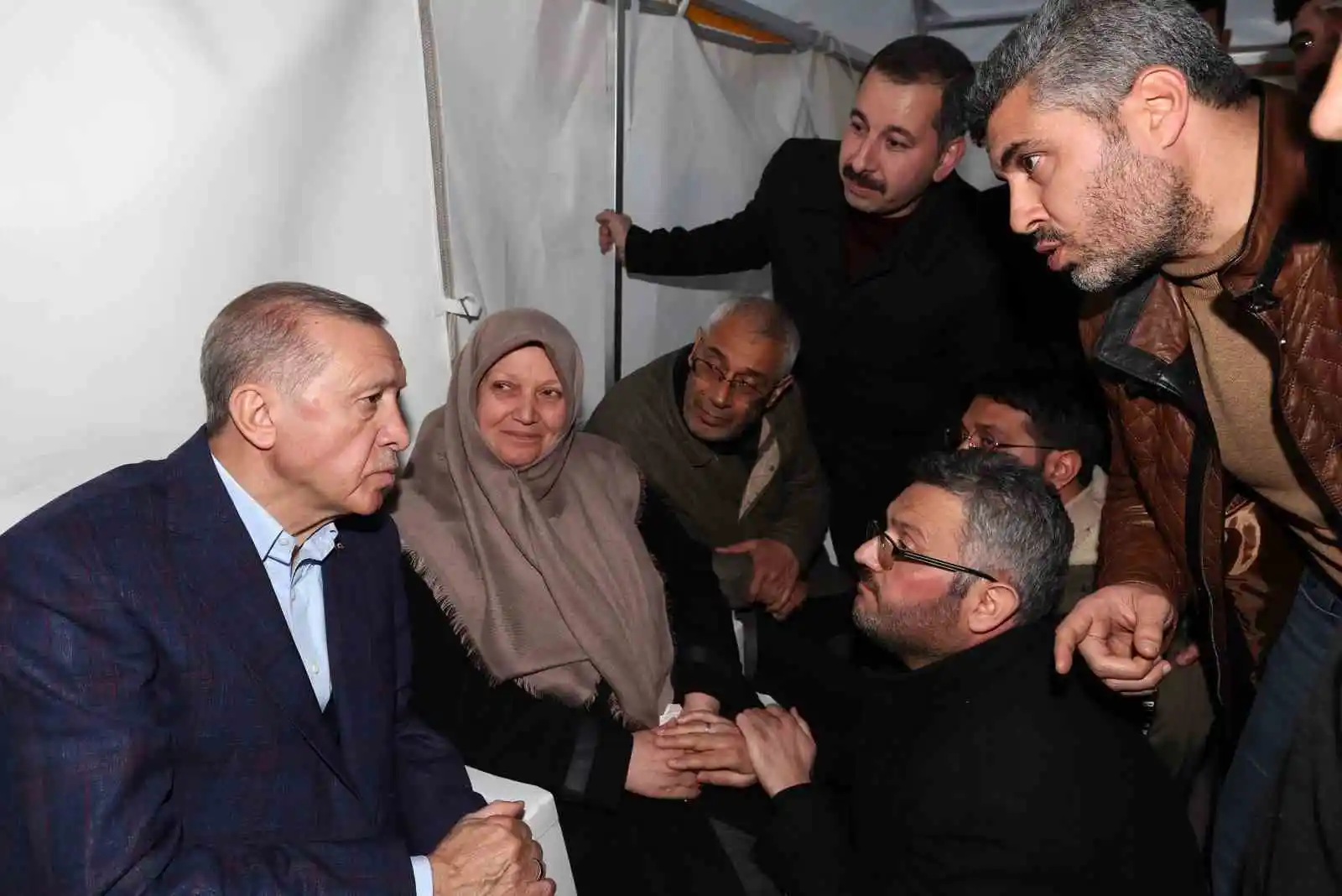 Cumhurbaşkanı Erdoğan, çadır kentte depremzedeleri ziyaret etti
