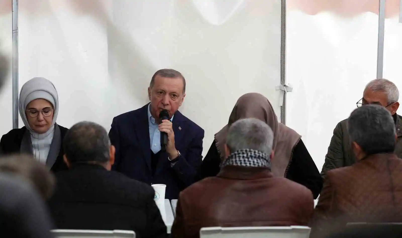 Cumhurbaşkanı Erdoğan, çadır kentte depremzedeleri ziyaret etti
