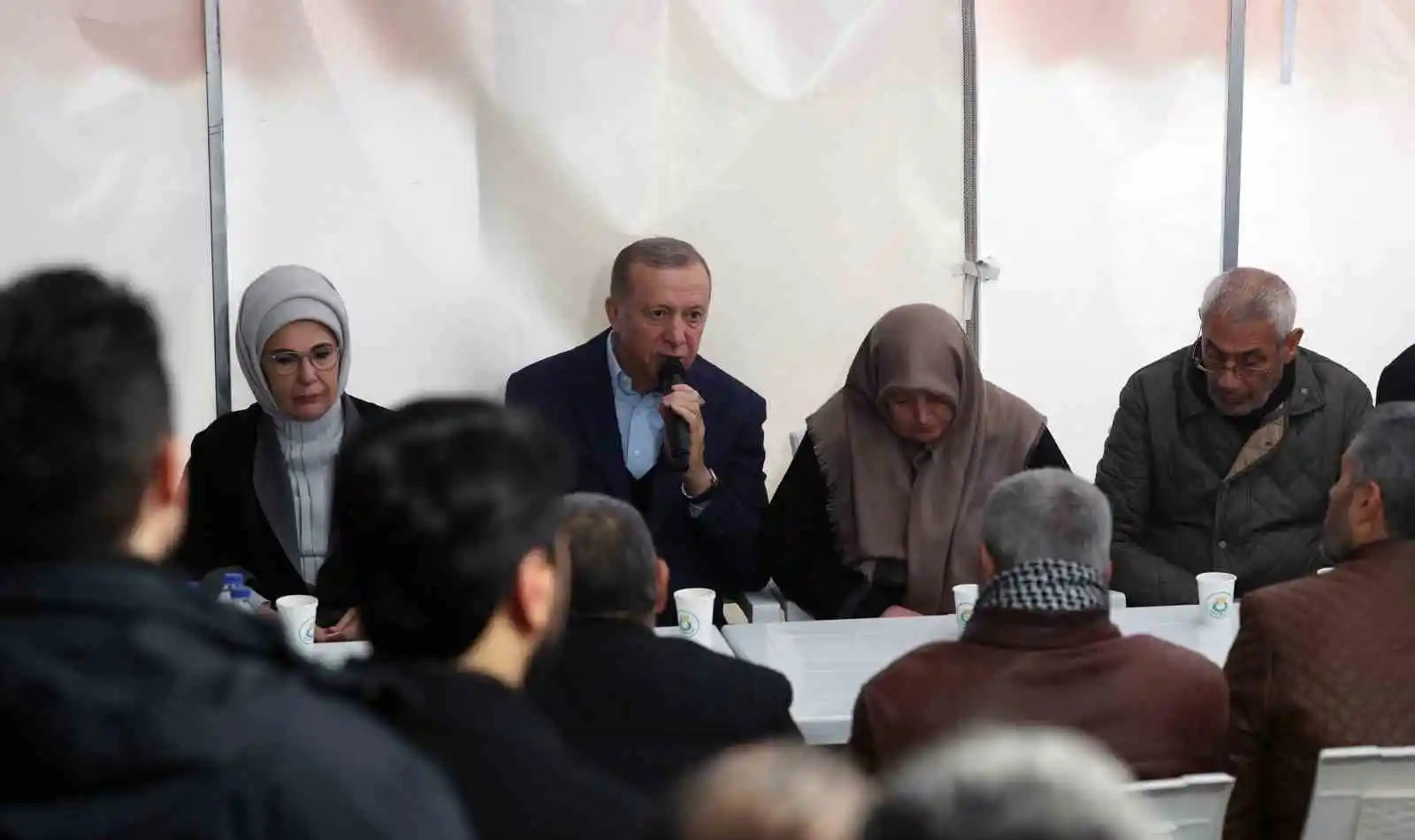 Cumhurbaşkanı Erdoğan, çadır kentte depremzedeleri ziyaret etti
