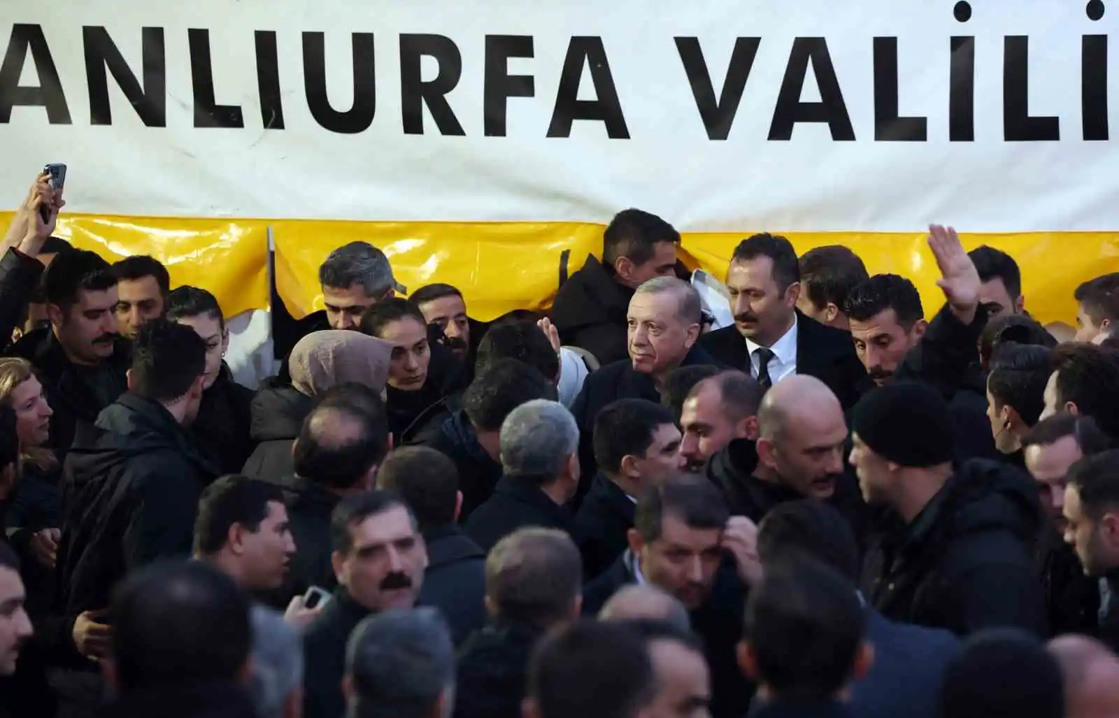 Cumhurbaşkanı Erdoğan, çadır kentte depremzedeleri ziyaret etti
