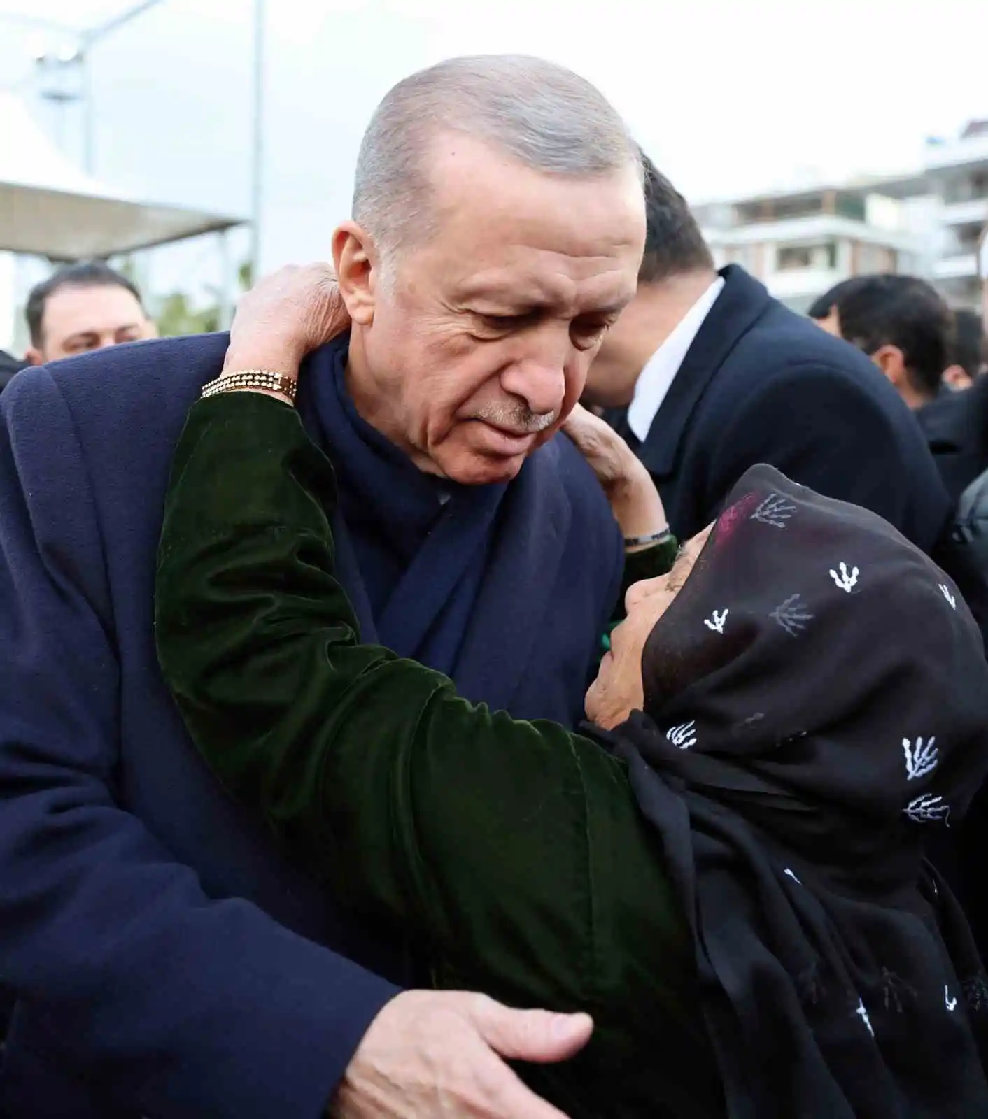 Cumhurbaşkanı Erdoğan, çadır kentte depremzedeleri ziyaret etti