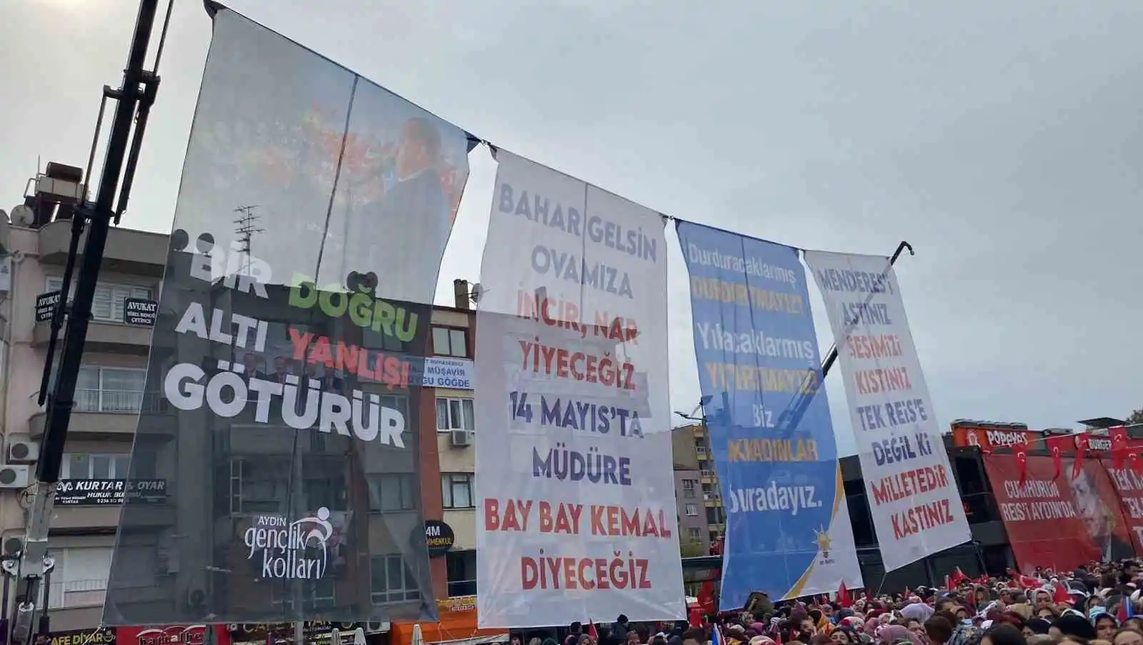 Cumhurbaşkanı Erdoğan'ın miting yapacağı alandaki afişler dikkat çekti
