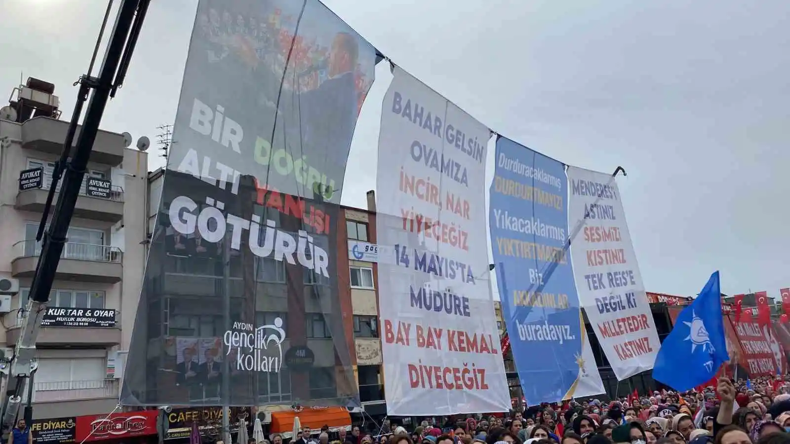 Cumhurbaşkanı Erdoğan’ın miting yapacağı alandaki afişler dikkat çekti
