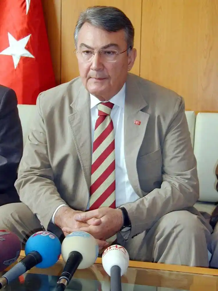 Deniz Baykal hayatını kaybetti