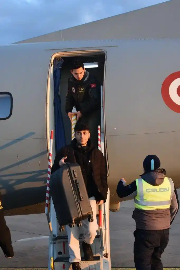 Deniz Kuvvetlerine ait uçaklar tahliyelere devam ediyor