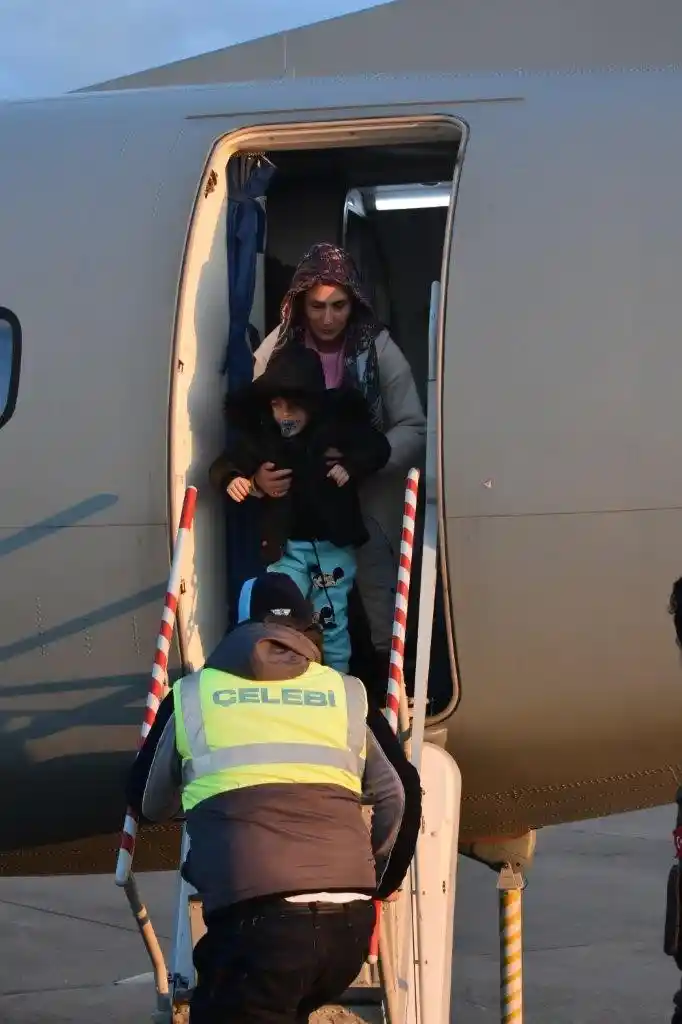 Deniz Kuvvetlerine ait uçaklar tahliyelere devam ediyor