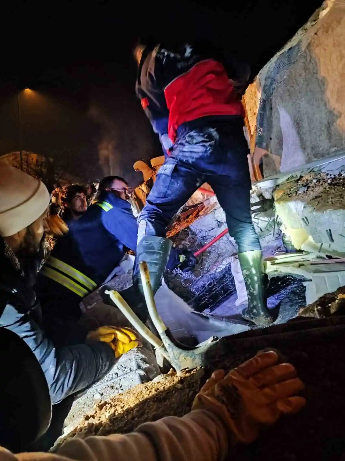 Denizli OSB deprem bölgesinde çalışmalara devam ediyor