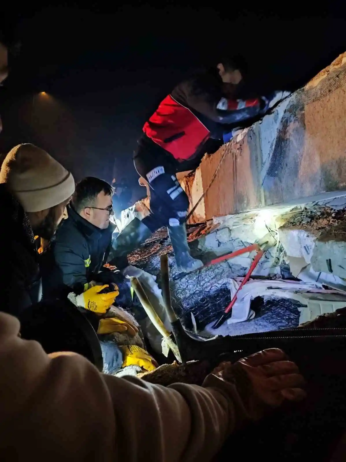 Denizli OSB deprem bölgesinde çalışmalara devam ediyor