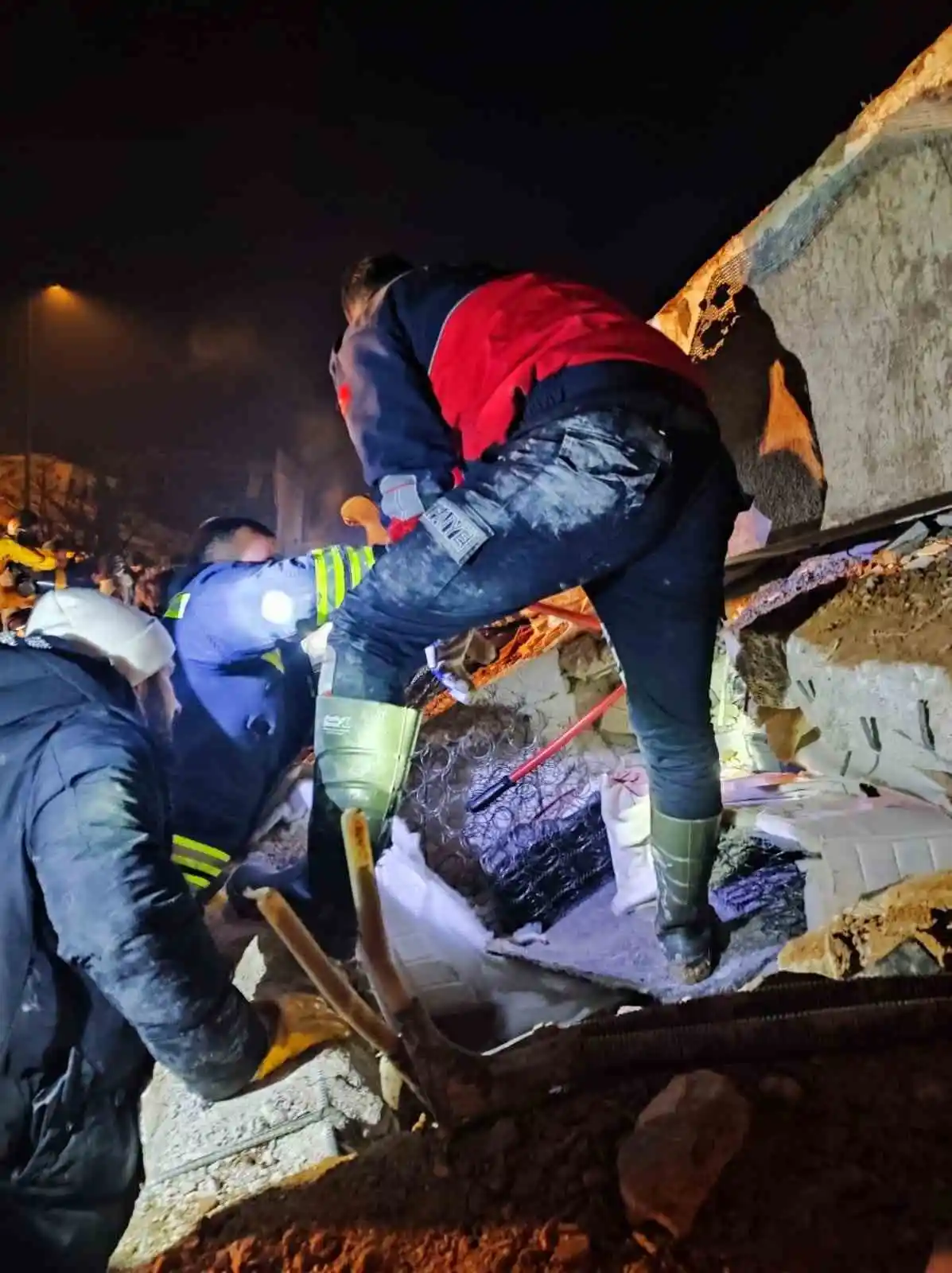 Denizli OSB deprem bölgesinde çalışmalara devam ediyor