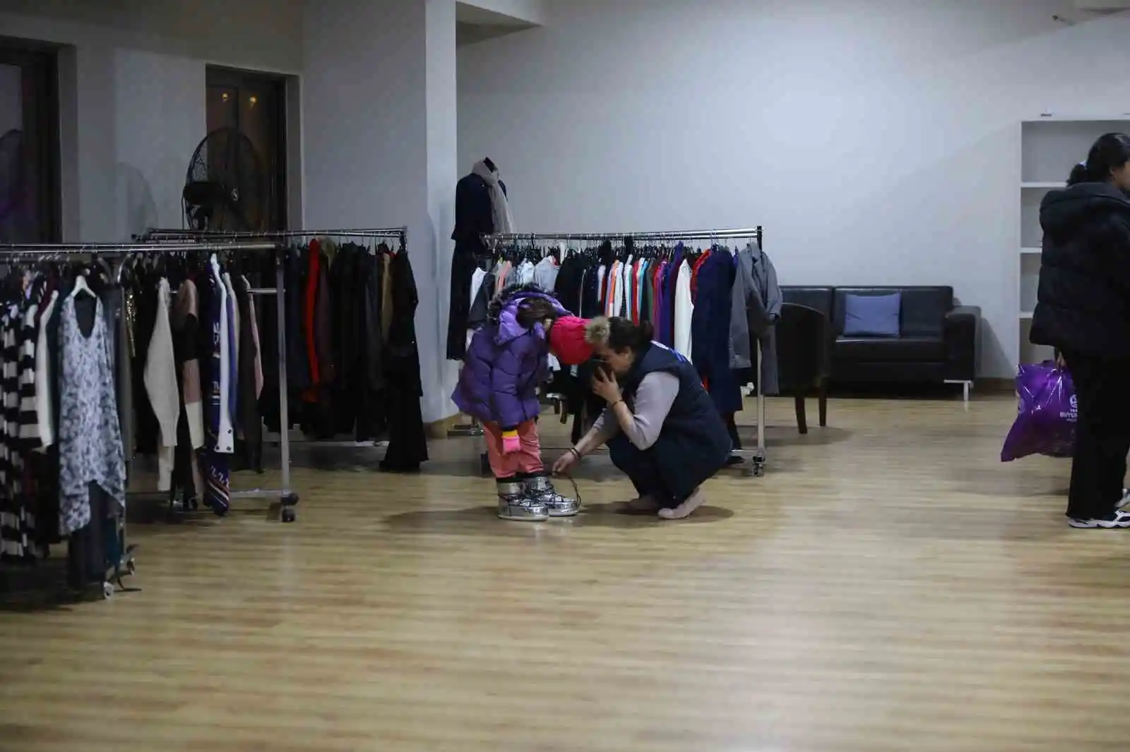 Denizli'ye gelen depremzedelerin yaraları sarılıyor
