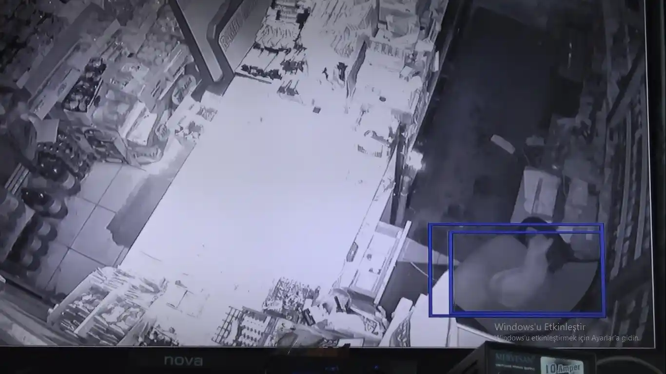 Deprem anı marketin güvenlik kamerasına böyle yansıdı

