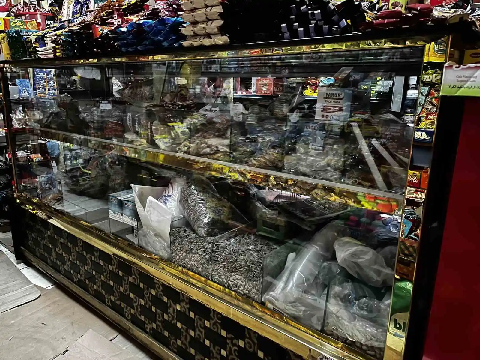 Deprem anı marketin güvenlik kamerasına böyle yansıdı