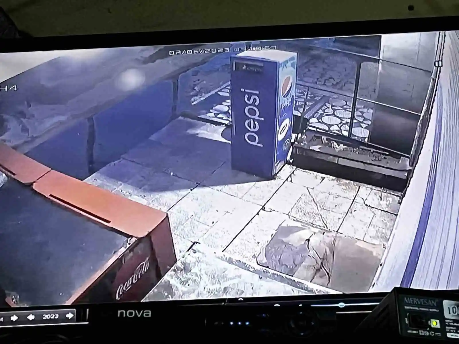 Deprem anı marketin güvenlik kamerasına böyle yansıdı
