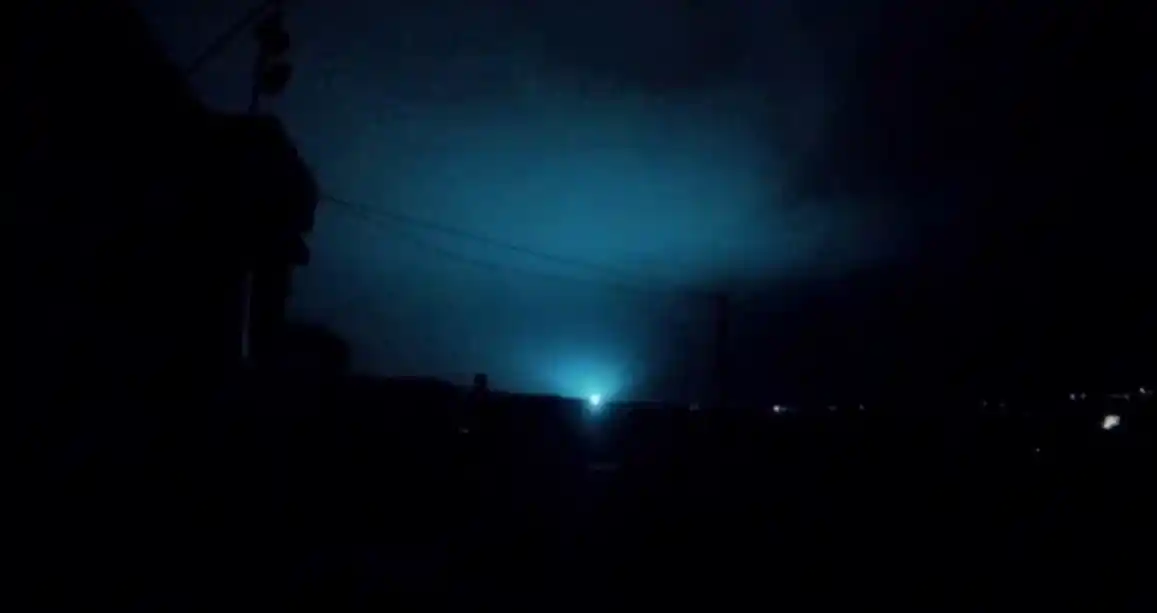 Deprem anında mavi ışıklar dikkat çekti, iş makinesi kamerası böyle kaydetti