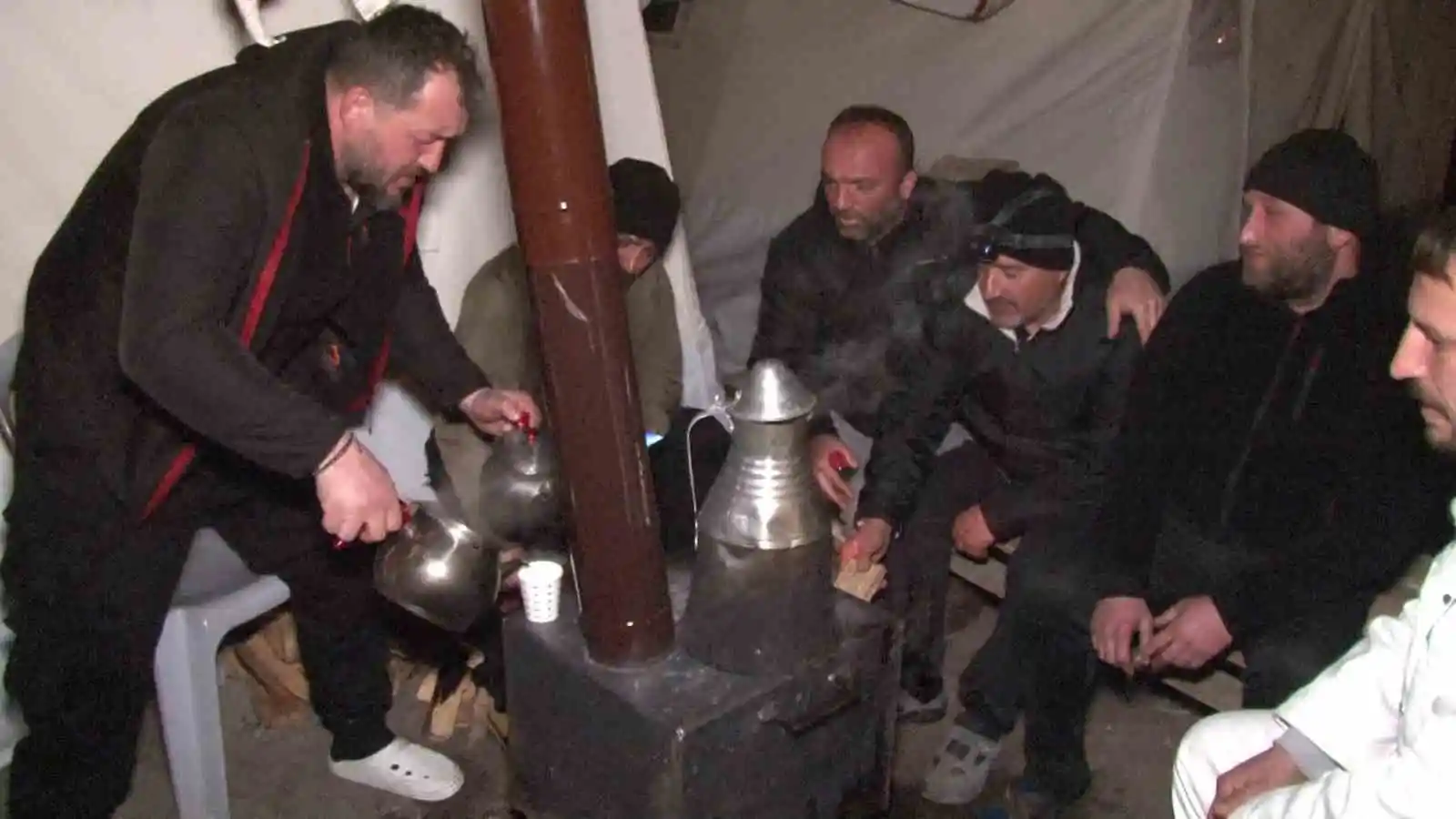 Deprem bölgesinde baba olacağının haberini alan madenci: