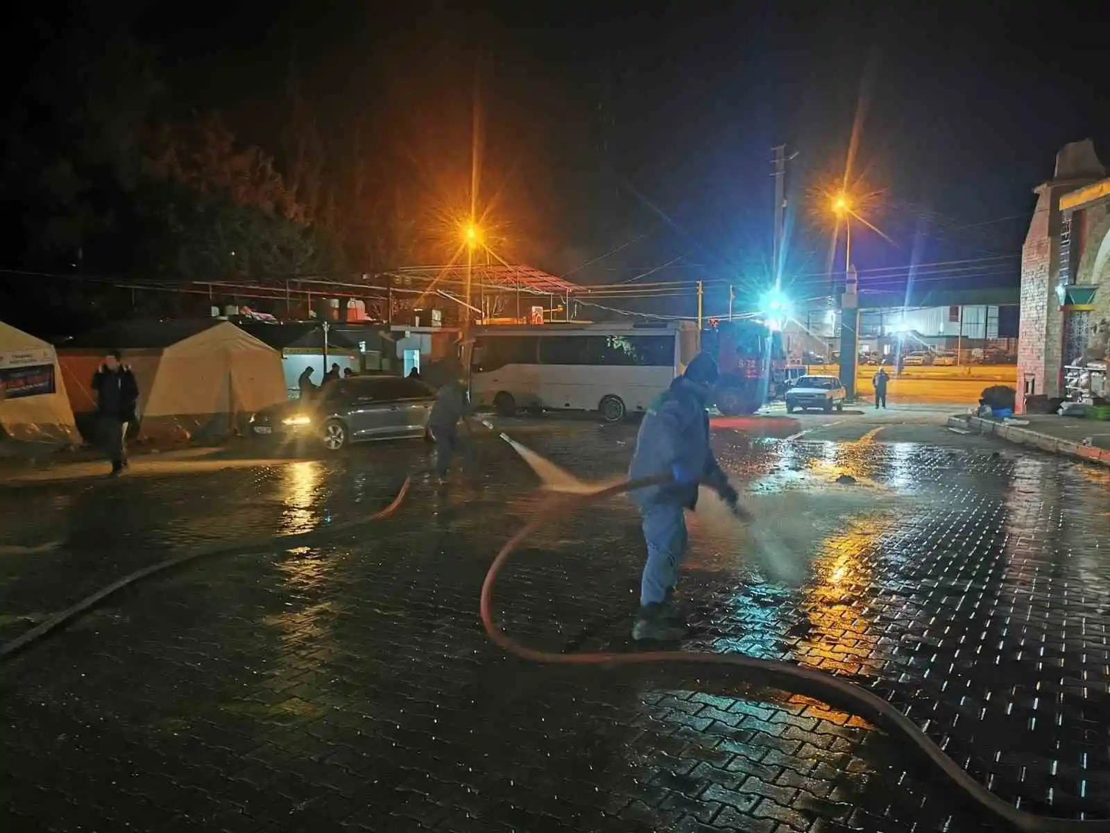 Deprem bölgesinde bulunan ’ateş savaşçıları’ afetzedelere su taşıyor