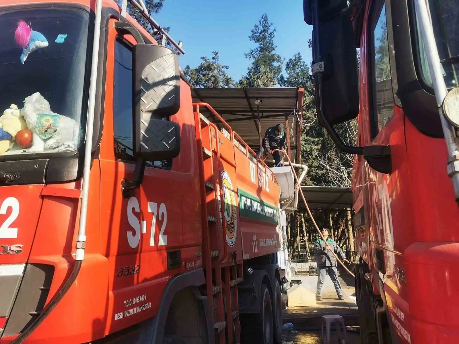 Deprem bölgesinde bulunan ’ateş savaşçıları’ afetzedelere su taşıyor