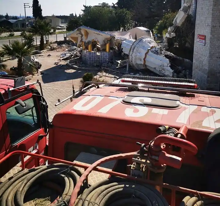 Deprem bölgesinde bulunan ’ateş savaşçıları’ afetzedelere su taşıyor
