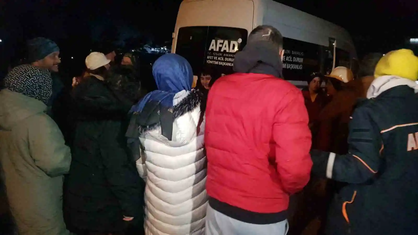 Deprem bölgesinden dönen AFAD ekipleri gözyaşlarına hakim olamadı