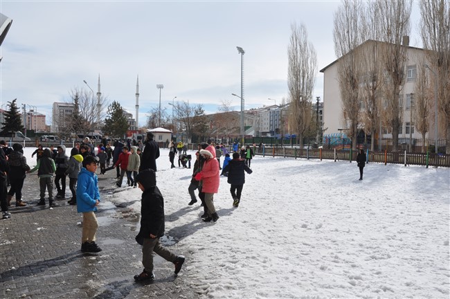 Deprem bölgesinden Kars'a gelen 127 öğrenci okula başladı