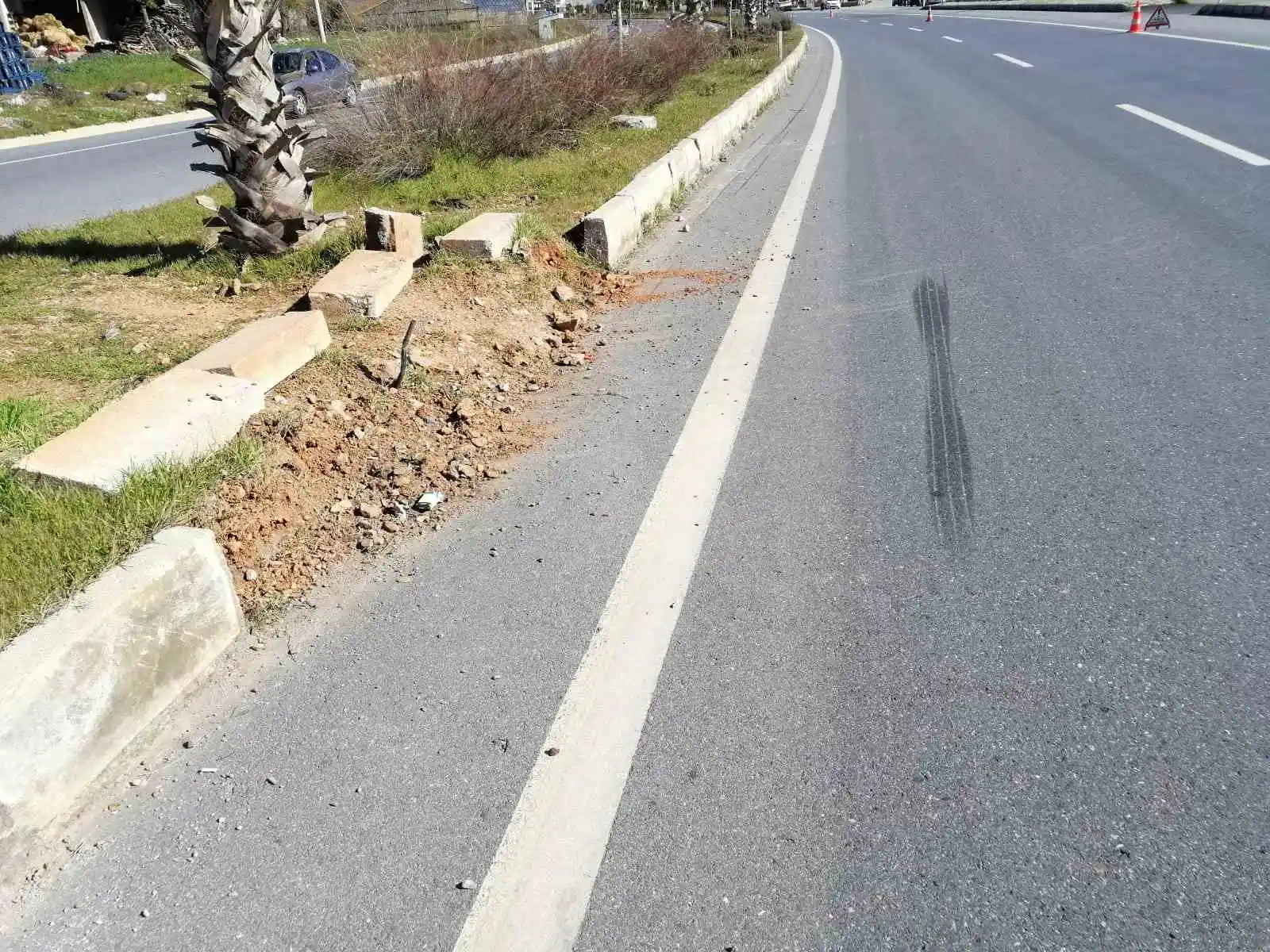 Deprem bölgesine giden ambulans Gazipaşa’da kaza yaptı