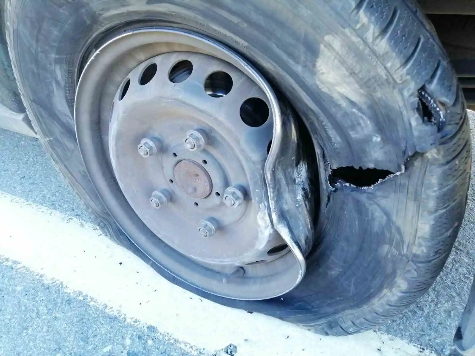 Deprem bölgesine giden ambulans Gazipaşa’da kaza yaptı