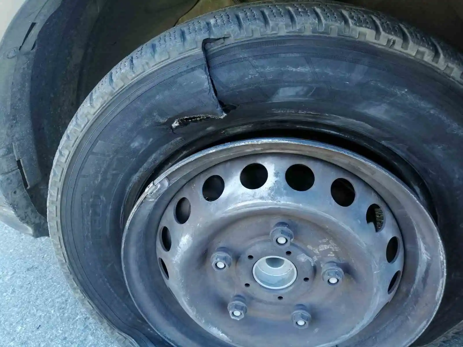 Deprem bölgesine giden ambulans Gazipaşa’da kaza yaptı