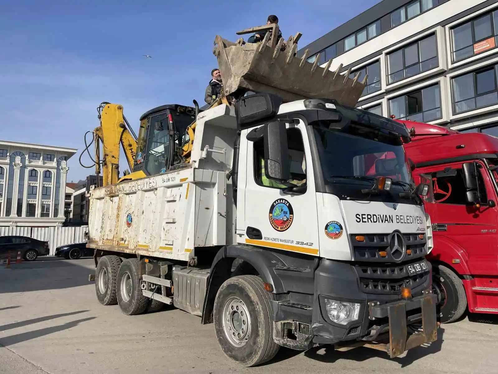 Deprem bölgesine giden yardım tırları dualarla uğurlandı