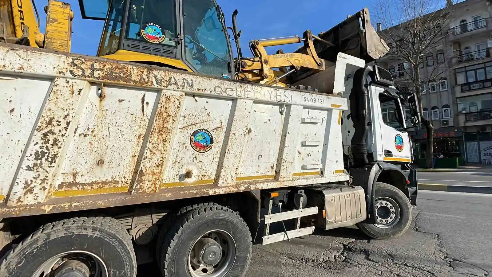 Deprem bölgesine giden yardım tırları dualarla uğurlandı